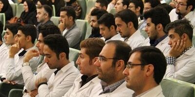 دانشجویان دستیار پزشکی و دکتری تخصصی علوم پزشکی بیمه سلامت می‌شوند