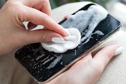 راهنمای جامع تمیز کردن گوشی‌های هوشمند
