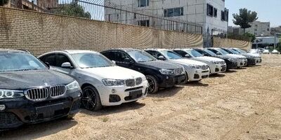 کشف ۱۴ خودروی BMW قاچاق در یک ساختمان مسکونی