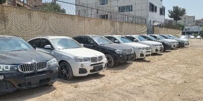 کشف ۱۴ خودروی BMW قاچاق در یک ساختمان مسکونی