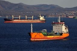 ۱۵۰ شناور حامل محموله‌های نفت خام و گاز طبیعی خارج از تنگه هرمز لنگر انداختند