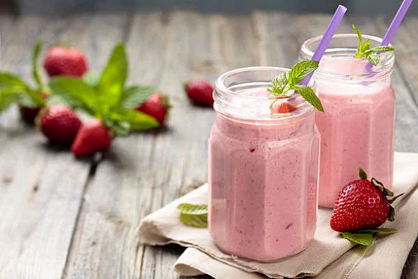 طرز تهیه میلک شیک توت فرنگی