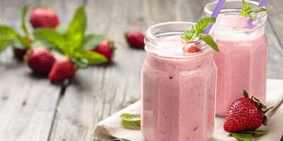 طرز تهیه میلک شیک توت فرنگی