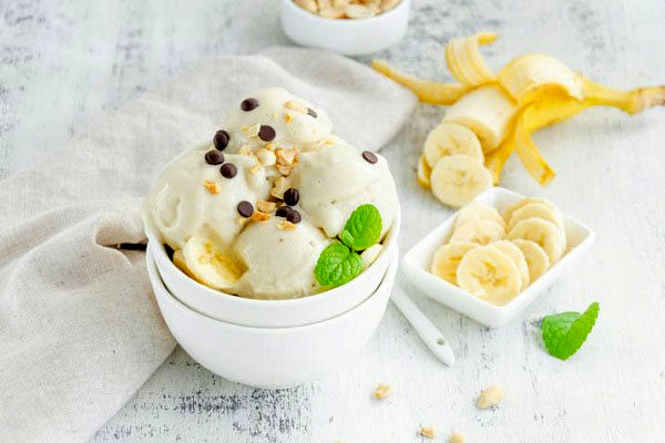 طرز تهیه بستنی موزی سالم با بستنیساز خانگی