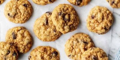 طرز تهیه کوکی جو پرک خانگی خوشمزه با کشمش و گردو
