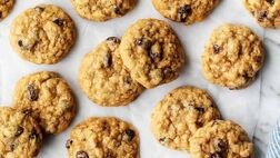 طرز تهیه کوکی جو پرک خانگی خوشمزه با کشمش و گردو
