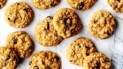 طرز تهیه کوکی جو پرک خانگی خوشمزه با کشمش و گردو
