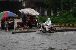 ۱۱ کشته و زخمی بر اثر سیل و طوفان در پاکستان

