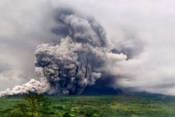 فوران آتشفشان کانلائون در مرکز فیلیپین
