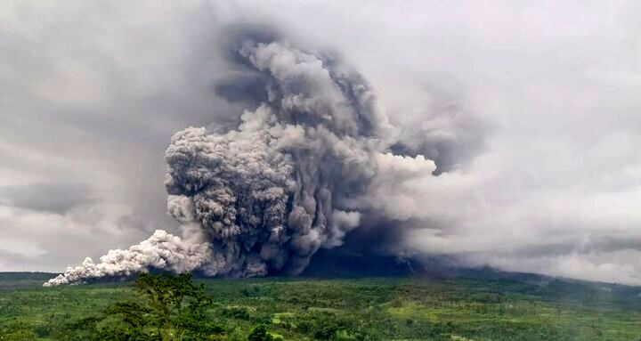 فوران آتشفشان کانلائون در مرکز فیلیپین
