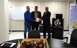 
تقدیر از نماینده برتر فروش طرح مهردانا در شعبه قم
