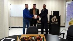 
تقدیر از نماینده برتر فروش طرح مهردانا در شعبه قم
