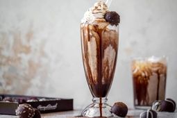 طرز تهیه میلک شیک تیرامیسو با لیدی فینگر 
