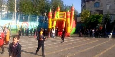 برپایی شهربازی‌ در حیاط مدارس، غیراستاندارد است
