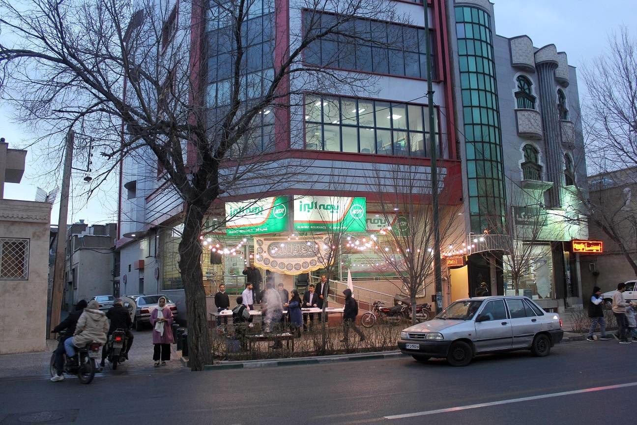 برپایی ایستگاه صلواتی شعبه قم بیمه البرز به مناسبت میلاد حضرت ولی عصر(عج)
