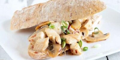 طرز تهیه ساندویچ مرغ و قارچ خانگی و خوشمزه!

