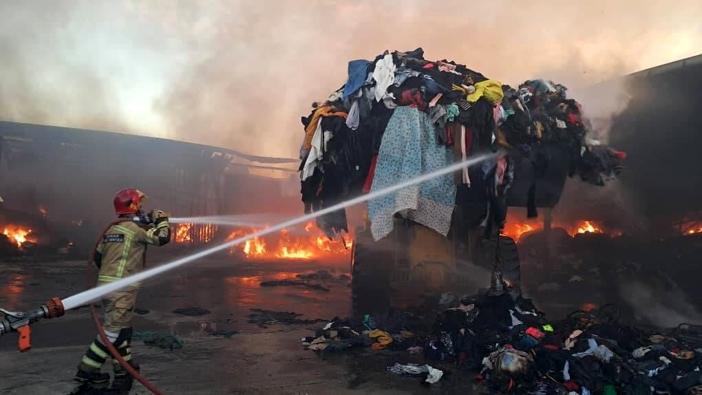 آتش‌سوزی انبار لباس در جنوب تهران