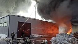 آتش‌سوزی شدید در انباری در مسکو 
