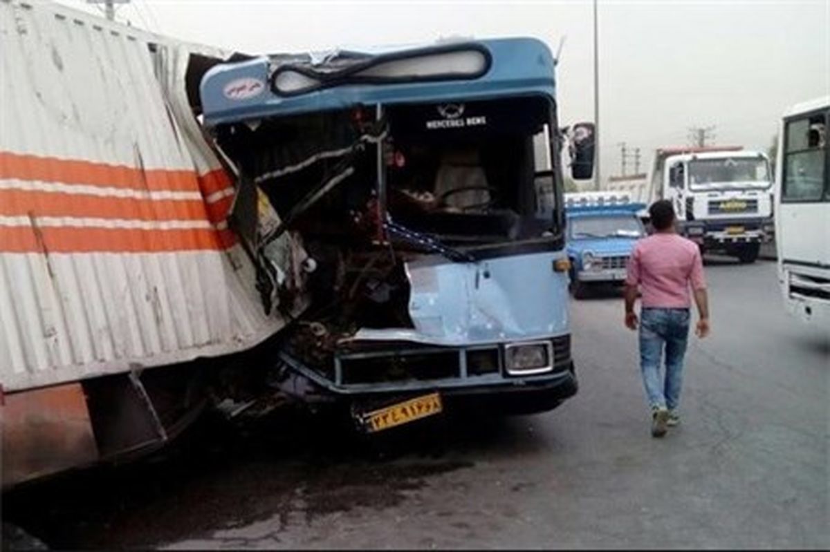 مرگ راننده و مسافر اتوبوس در تصادف با کامیون
