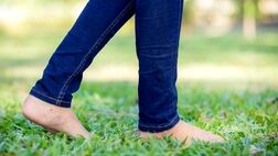 مزایای پیاده‌روی پابرهنه روی چمن

