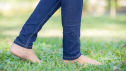 مزایای پیاده‌روی پابرهنه روی چمن
