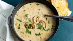 طرز تهیه سوپ شیر و قارچ رستورانی در روزهای بارانی پاییز
