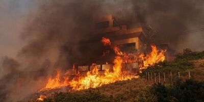 گسترش حریق جنگلی یونان به منازل مسکونی نزدیک آتن