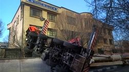 واژگونی جرثقیل ۱۱۰ تُنی در تهران /  یک مدرسه و 3 خودرو در تهران خسارت دیدند