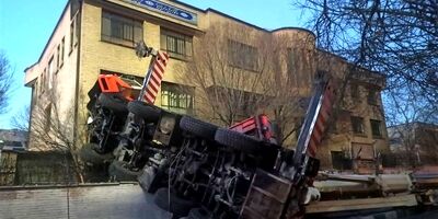 واژگونی جرثقیل ۱۱۰ تُنی در تهران /  یک مدرسه و 3 خودرو در تهران خسارت دیدند