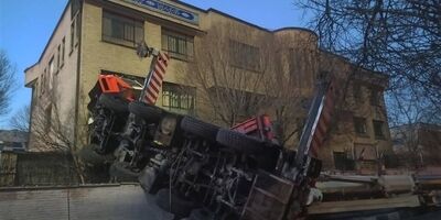 واژگونی جرثقیل ۱۱۰ تُنی در تهران /  یک مدرسه و 3 خودرو در تهران خسارت دیدند
