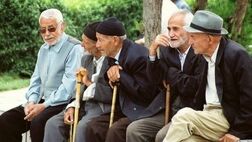 بازنشستگان مجبورند ماهانه هزینه‌ی مازاد برای بیمه تکمیلی بپردازند