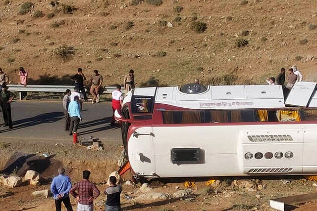 ۲۷ حادثه دیده در واژگونی اتوبوس اصفهان-مشهد در جندق معلمان