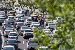 ترافیک در خیابان‌ها و بزرگراه‌های تهران سنگین است
