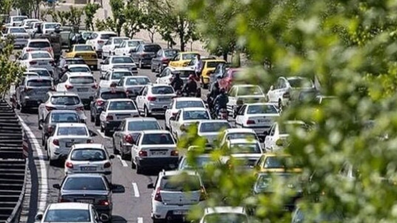 ترافیک در خیابانها و بزرگراههای تهران سنگین است