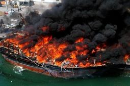 
آتش‌سوزی ۱۰ فروند شناور در اسکله جوادالائمه پارسیان