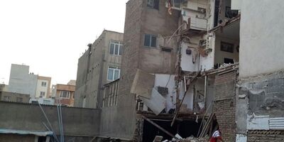 ریزش ساختمان تجاری ۱۰ طبقه در آبادان