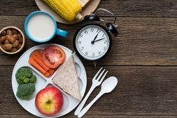 چه زمانی شام بخوریم تا چاق نشویم؟
