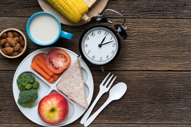 چه زمانی شام بخوریم تا چاق نشویم؟