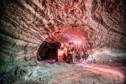 دود تجهیزات قدیمی معادن در چشم معدنکاران