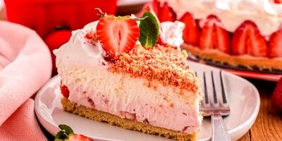 دسر پنیر و توت فرنگی؛ دسری خوشمزه با لایه های پنیر و میوه و ژله!
