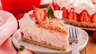 دسر پنیر و توت فرنگی؛ دسری خوشمزه با لایه های پنیر و میوه و ژله!
