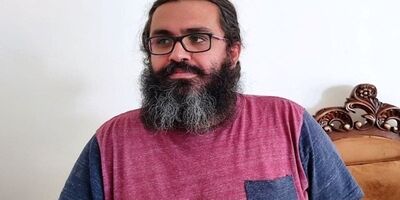 کمدی نوشتن آدم را پیر می‌کند
