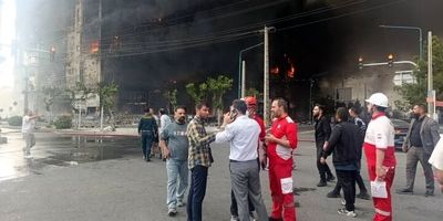 مهار آتش‌ در پارکینگ یک ساختمان مسکونی ۷ طبقه در اهواز 
