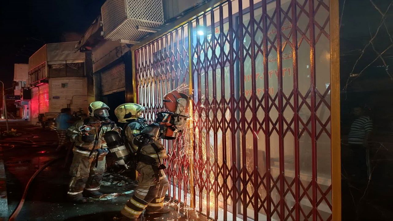 آتشسوزی گسترده کارگاه نجاری در خیابان انقلاب مهار شد