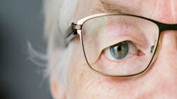 پیرچشمی چیست و چه زمانی بروز می‌کند؟
