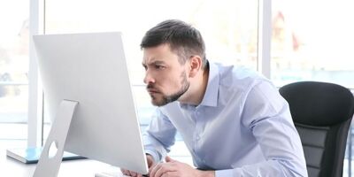 خطر خیره شدن به صفحات نمایش، مانیتور و گوشی