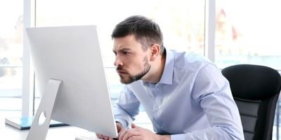 نشستن چطور باعث گردن درد می‌شود؟