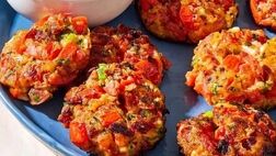 کتلت گوجه فرنگی؛ غذایی خوشمزه و خاص از جزیره سانتورینی یونان
