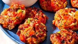 کتلت گوجه فرنگی؛ غذایی خوشمزه و خاص از جزیره سانتورینی یونان
