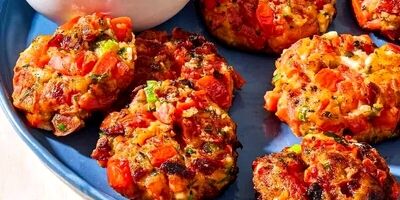 کتلت گوجه فرنگی؛ غذایی خوشمزه و خاص از جزیره سانتورینی یونان
